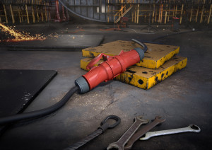 Stecker Powertop liegt auf Baustelle